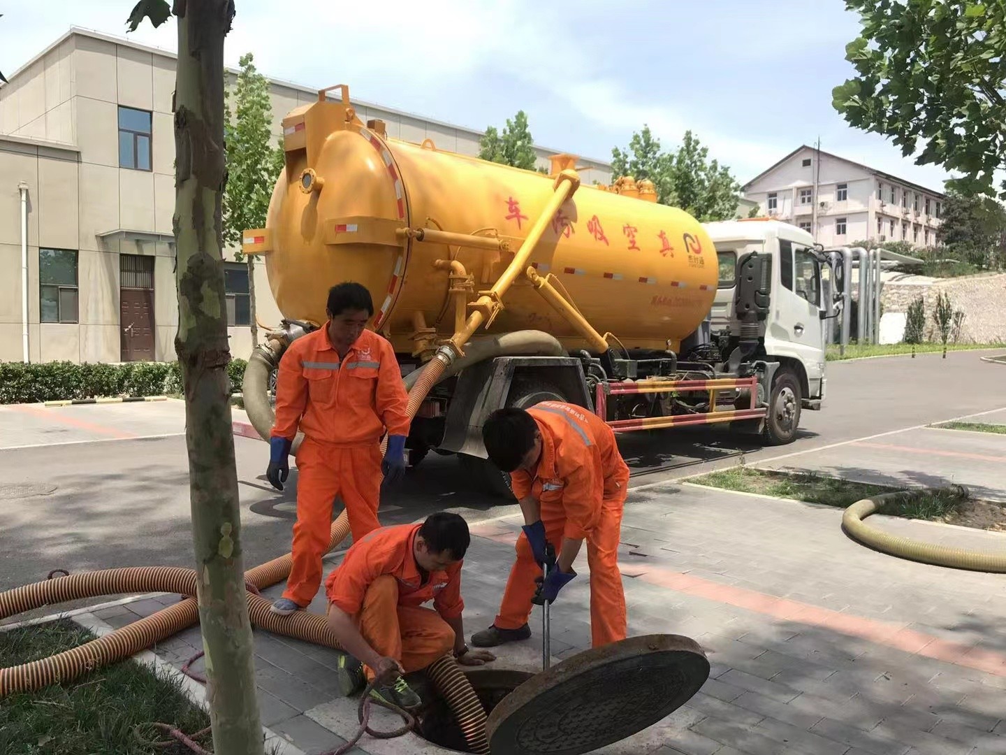 阳朔管道疏通车停在窨井附近