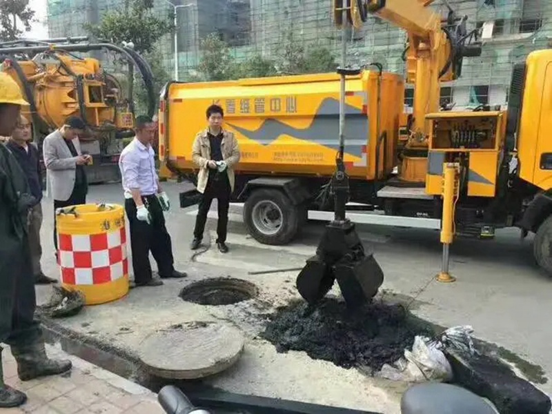 阳朔街道：网格员化身“清道夫”，为民解忧疏通“堵心”化粪池