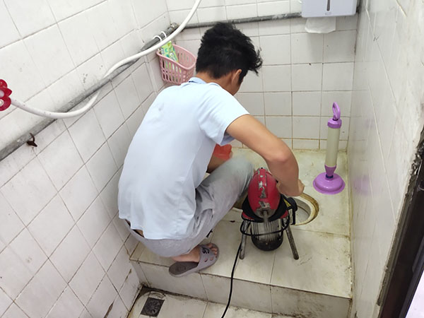 阳朔肥皂掉到马桶里把马桶堵住了怎么办？马桶堵住了怎么办