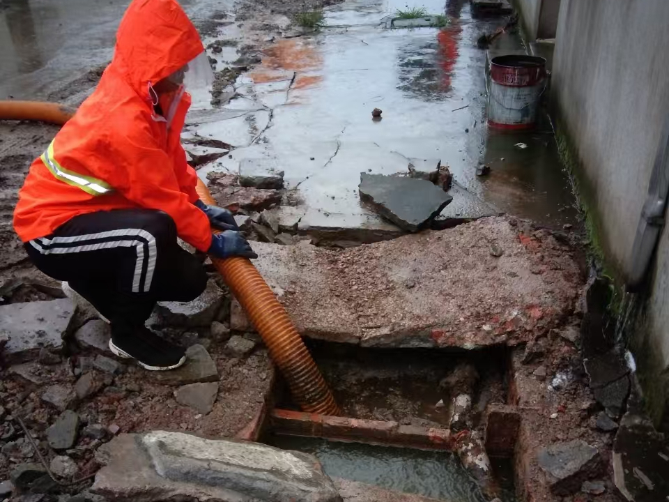 阳朔专业清理污水池 炜誉市政以规范流程守护城市 “肠道”